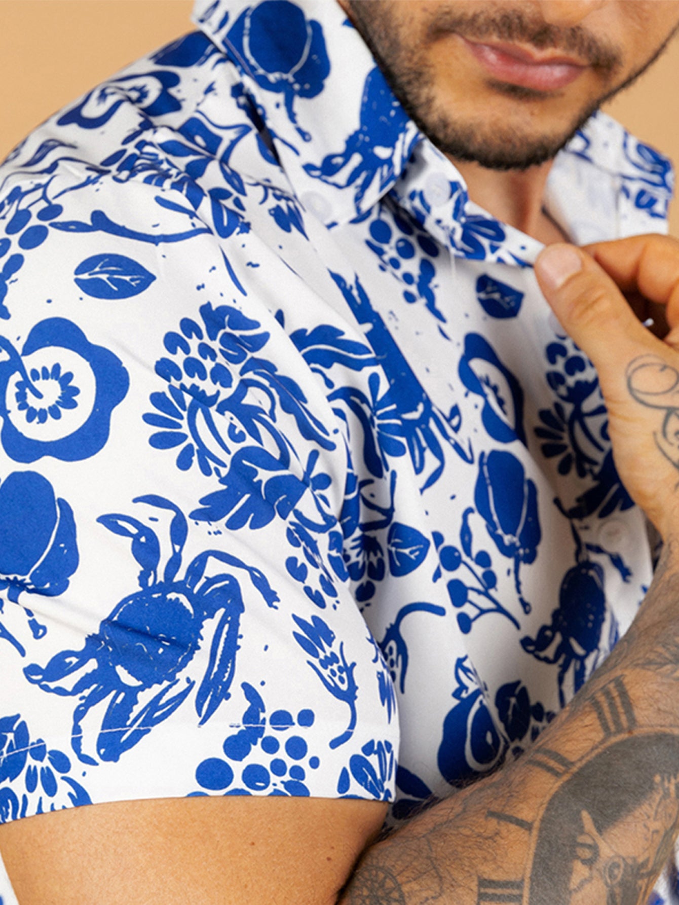 Camiseta estampada com caranguejo azul e algas