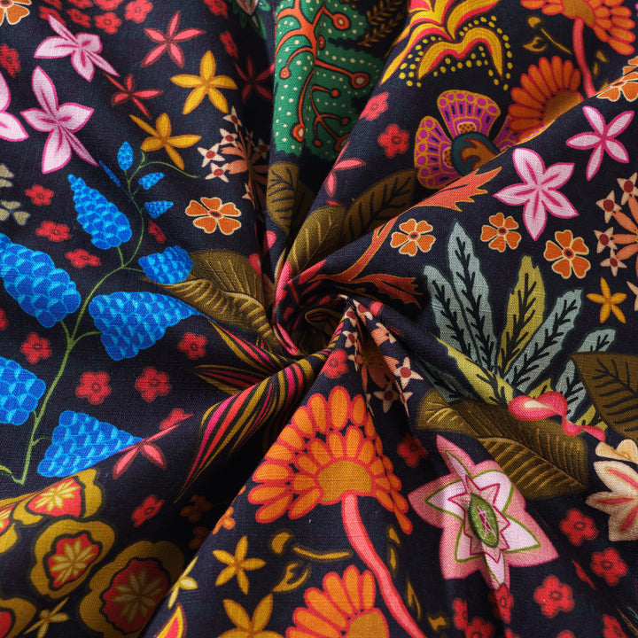 Camisa preta com estampa de flora tropical