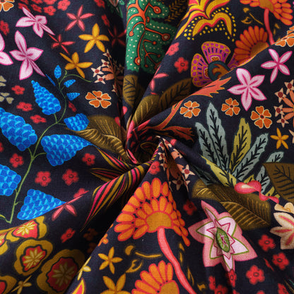 Camisa preta com estampa de flora tropical