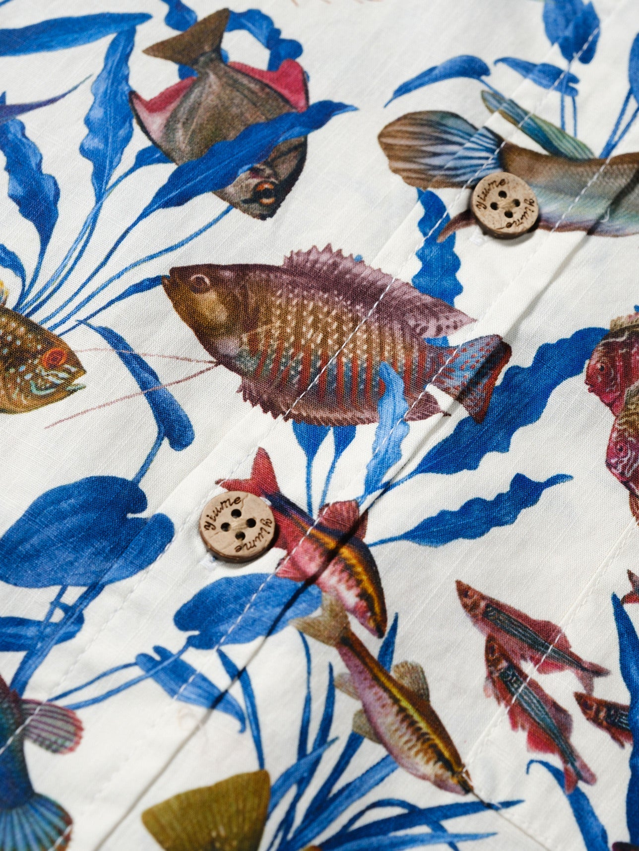 Camiseta estampada com peixinho dourado de planta azul