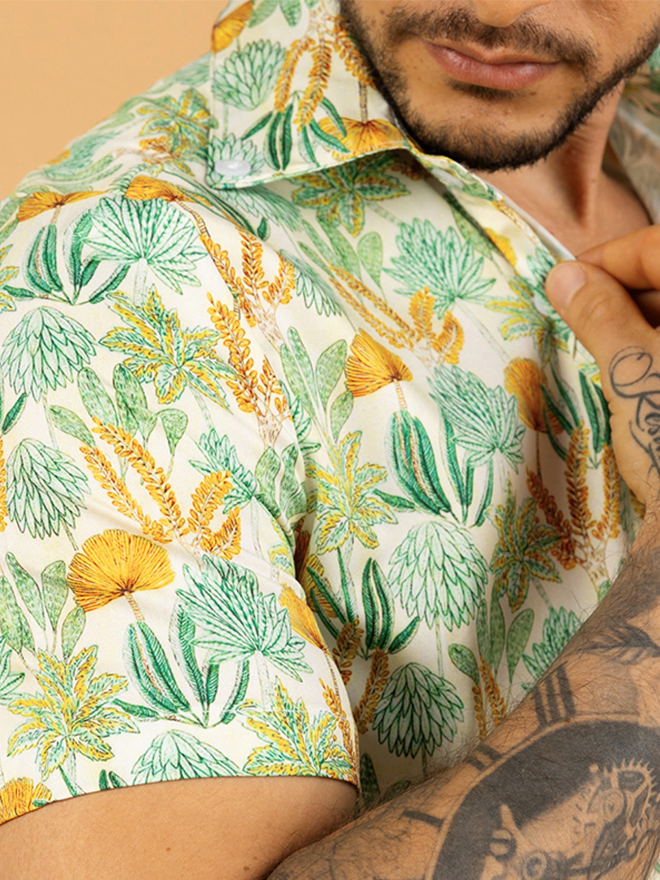 Camisa masculina verde plantas tropicais
