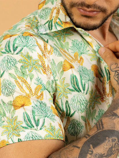Camisa masculina verde plantas tropicais