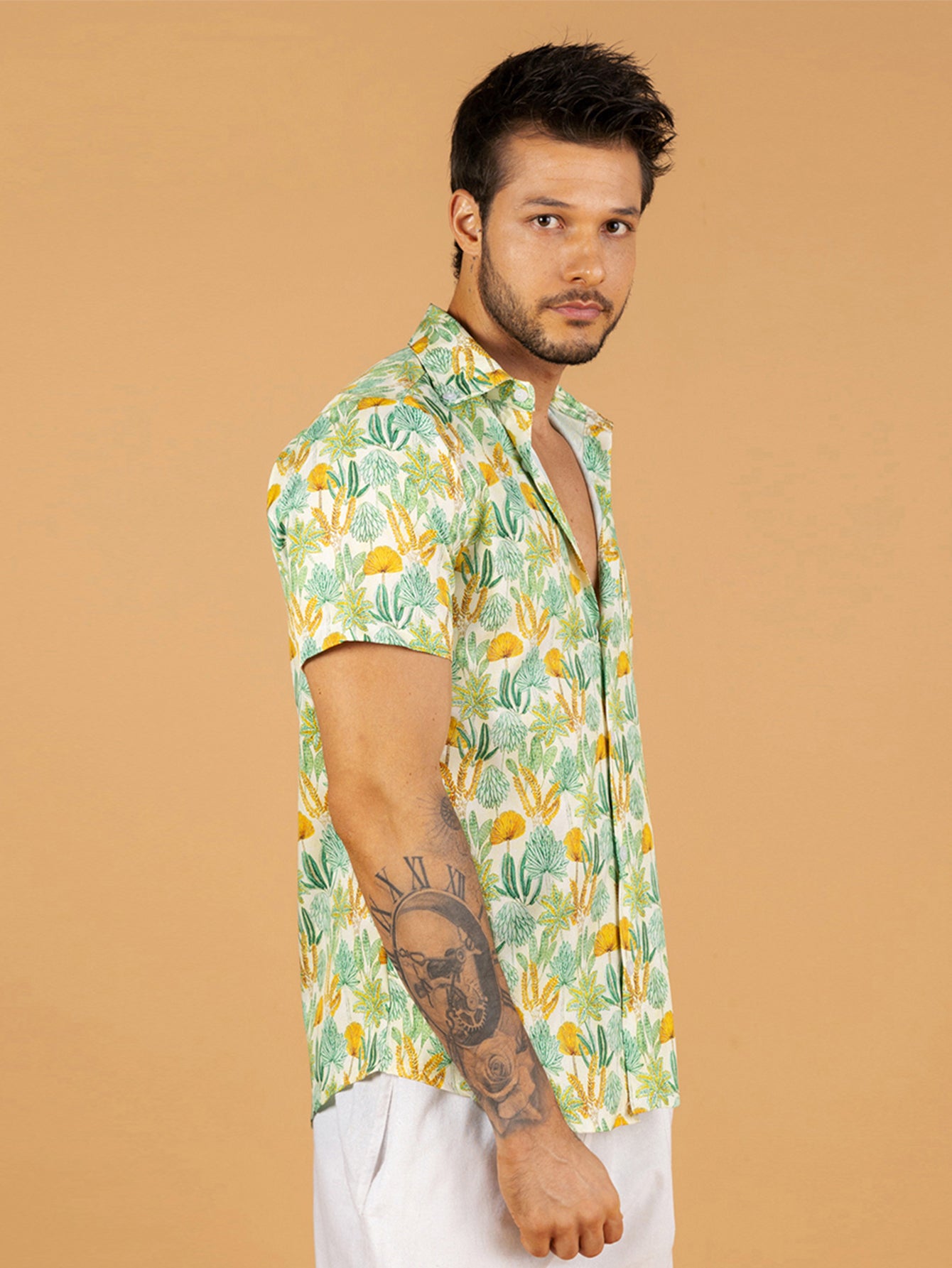 Camisa masculina verde plantas tropicais