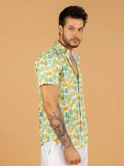 Camisa masculina verde plantas tropicais