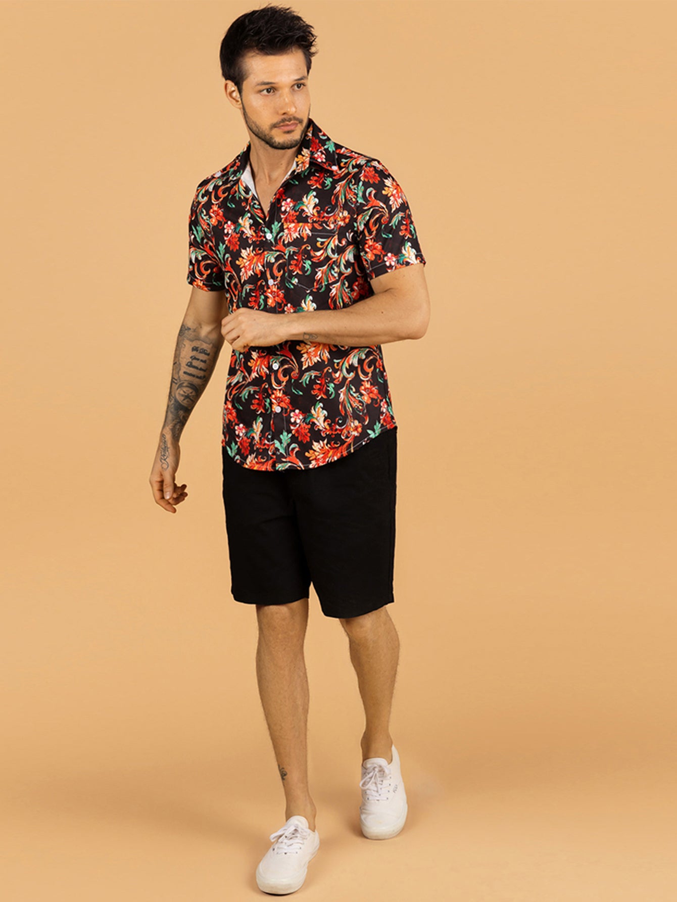 Camisa preta com estampa de flora tropical