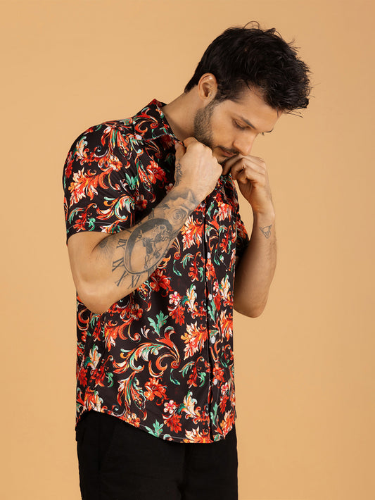 Camisa preta com estampa de flora tropical