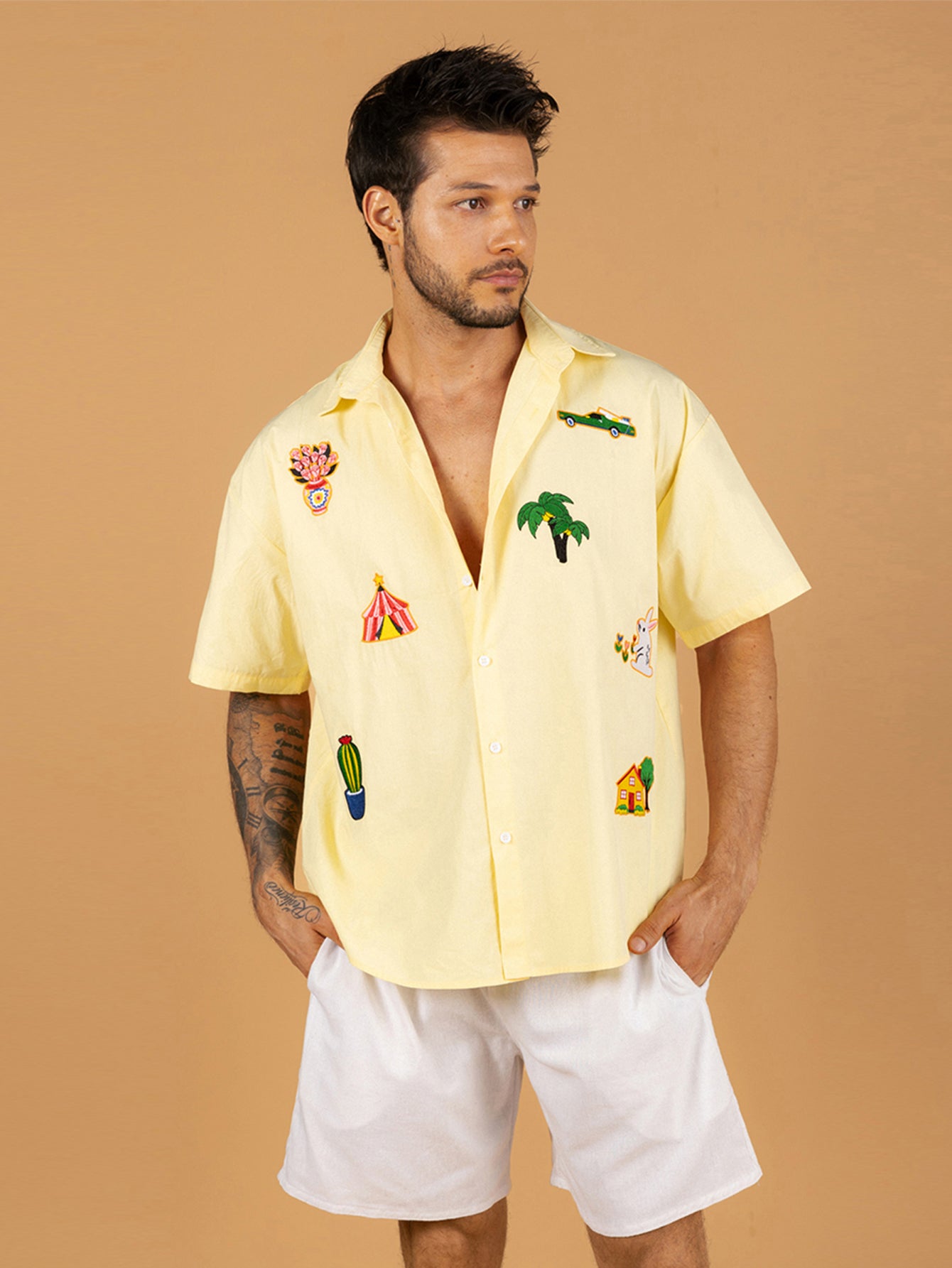 Camisa masculina amarela desenho simples