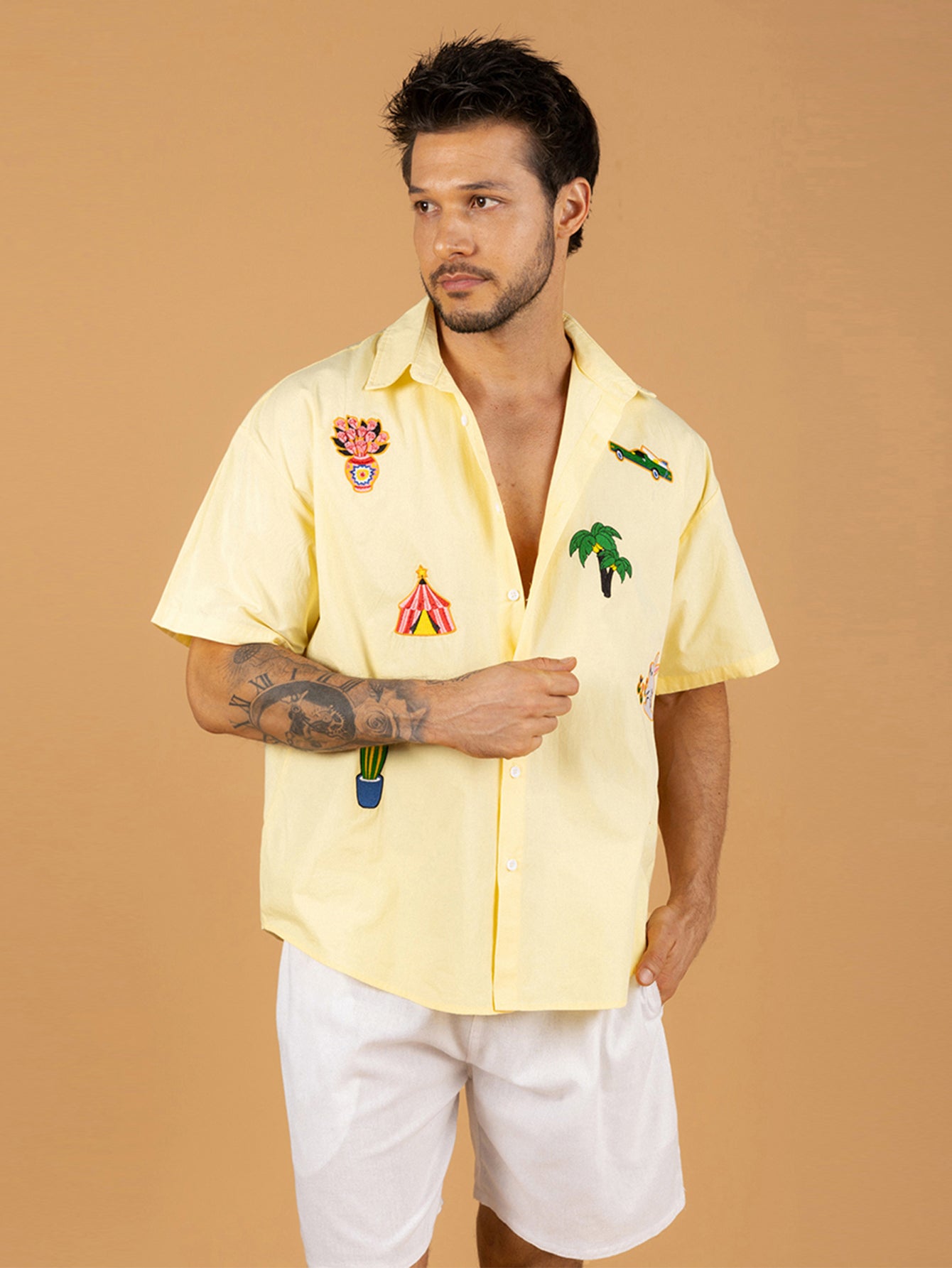 Camisa masculina amarela desenho simples
