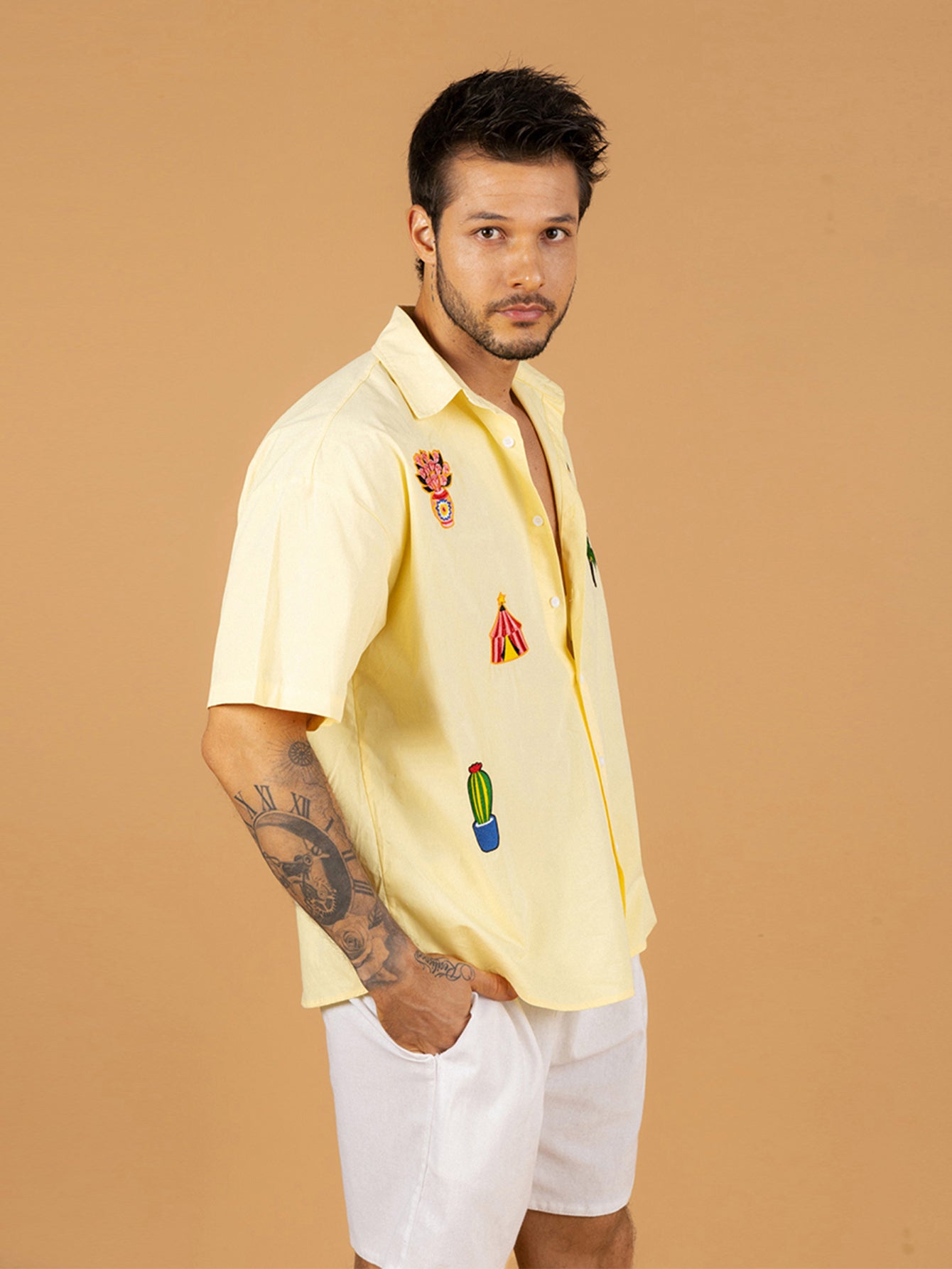 Camisa masculina amarela desenho simples