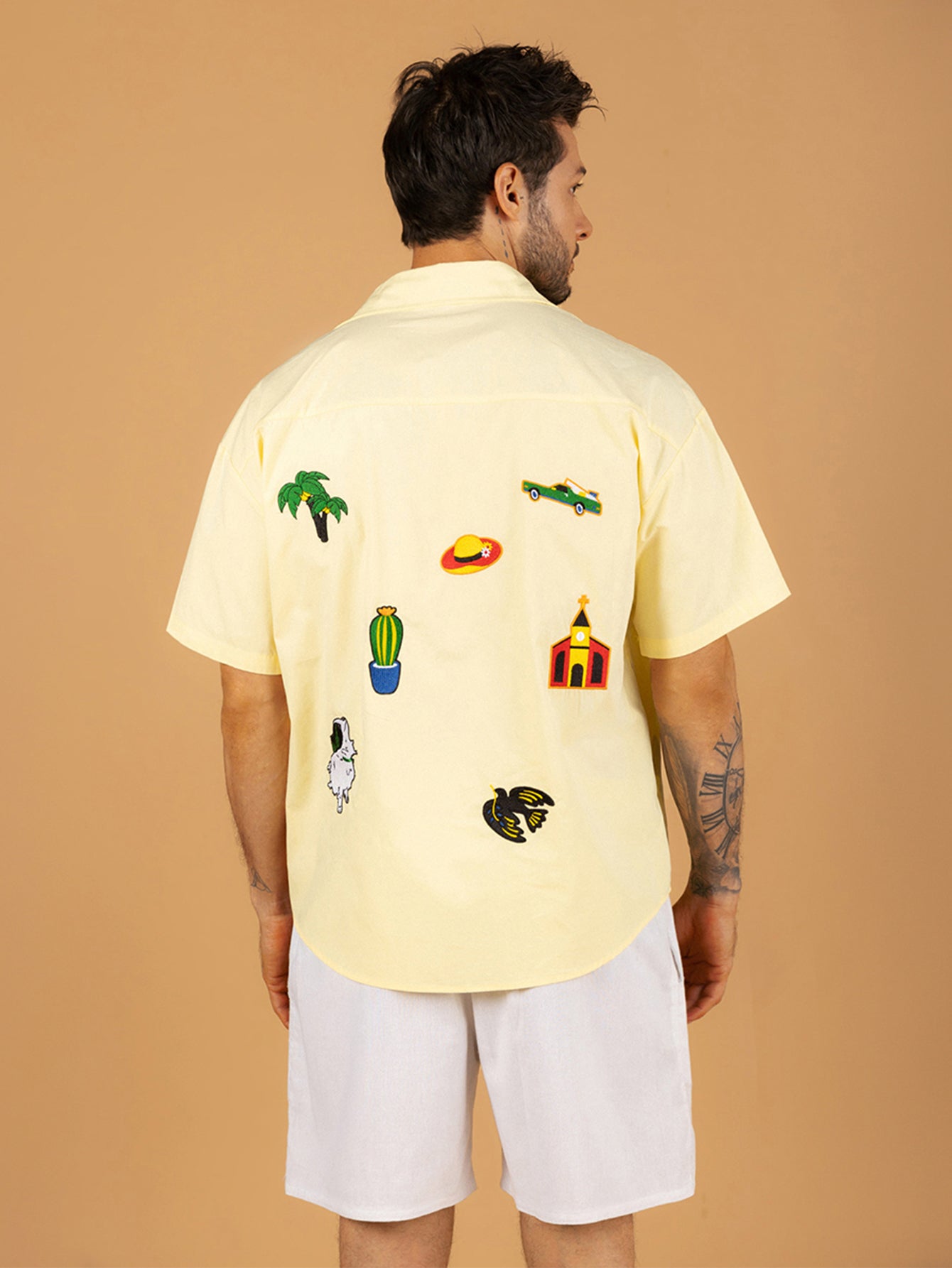 Camisa masculina amarela desenho simples