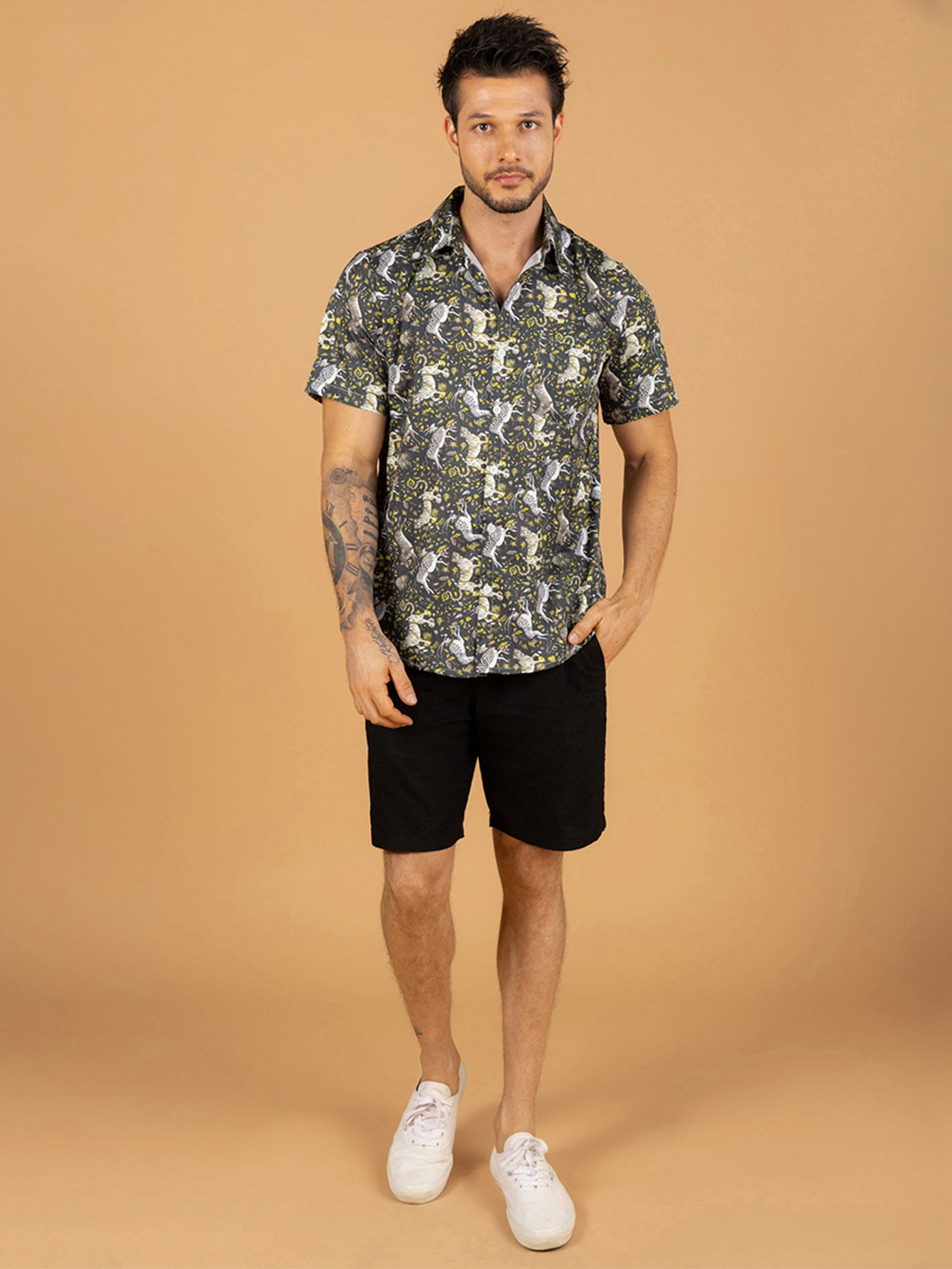 Camiseta preta com estampa do mundo animal