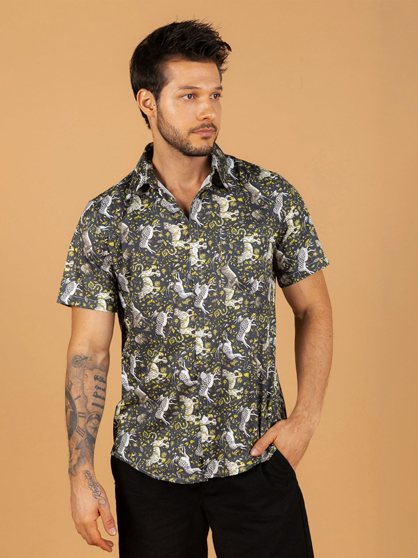 Camiseta preta com estampa do mundo animal