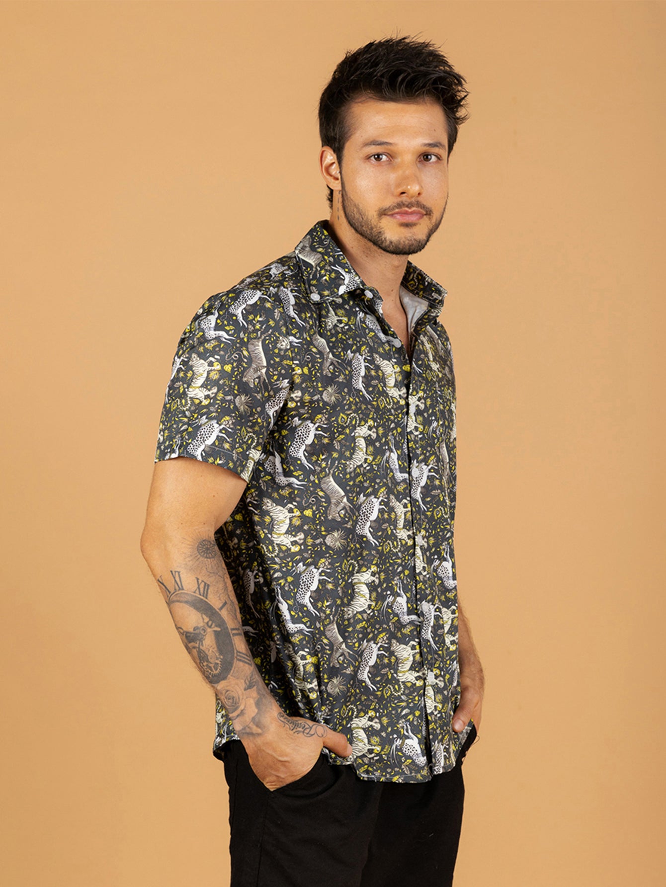 Camiseta preta com estampa do mundo animal