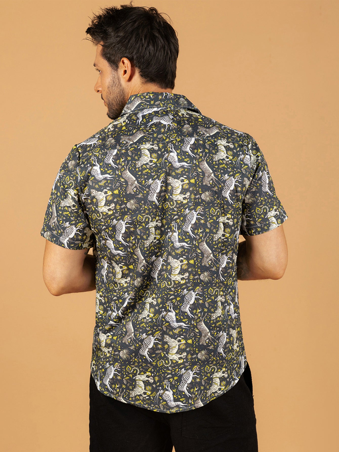 Camiseta preta com estampa do mundo animal