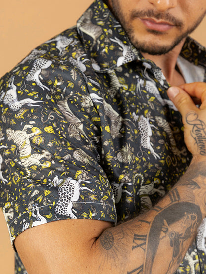 Camiseta preta com estampa do mundo animal