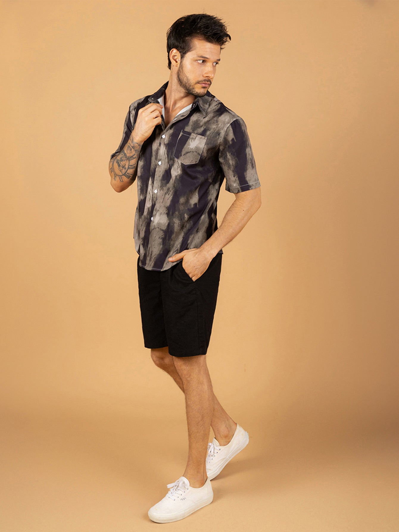 Camisa masculina listrada marrom escura