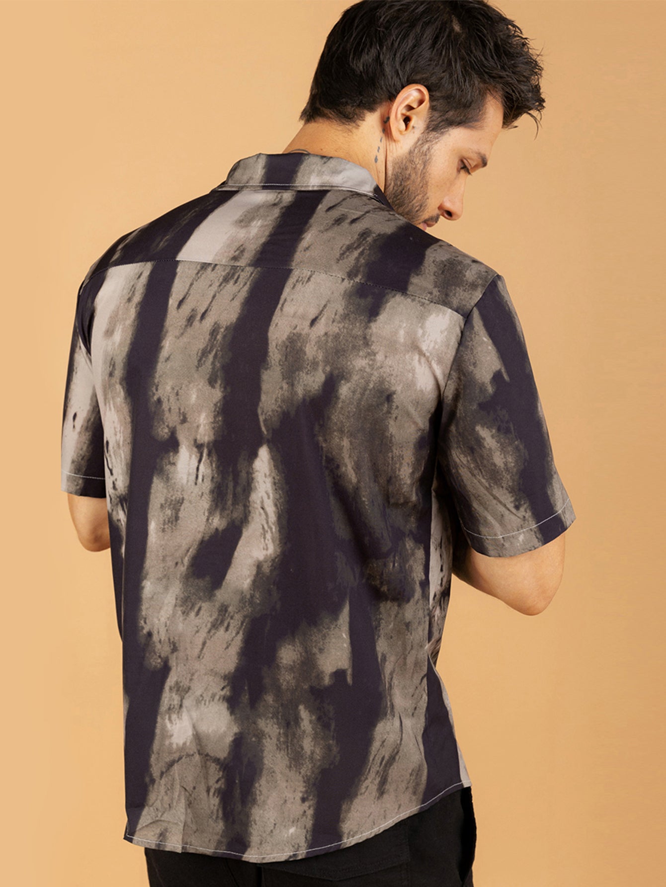 Camisa masculina listrada marrom escura
