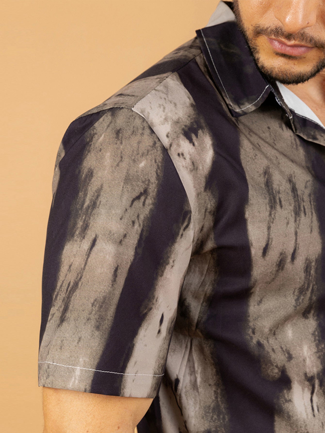 Camisa masculina listrada marrom escura