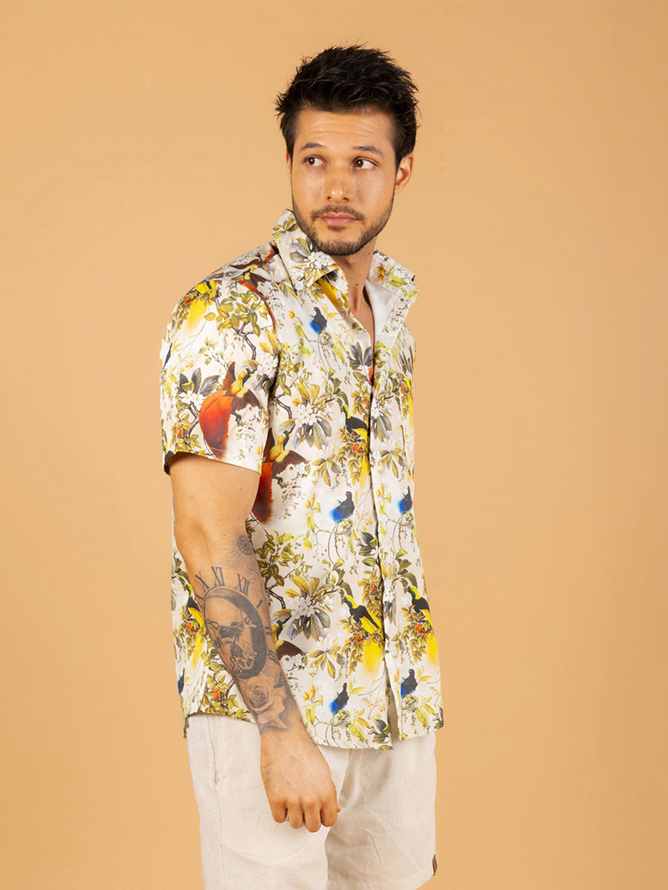 Camiseta amarela com estampa de pássaro do paraíso
