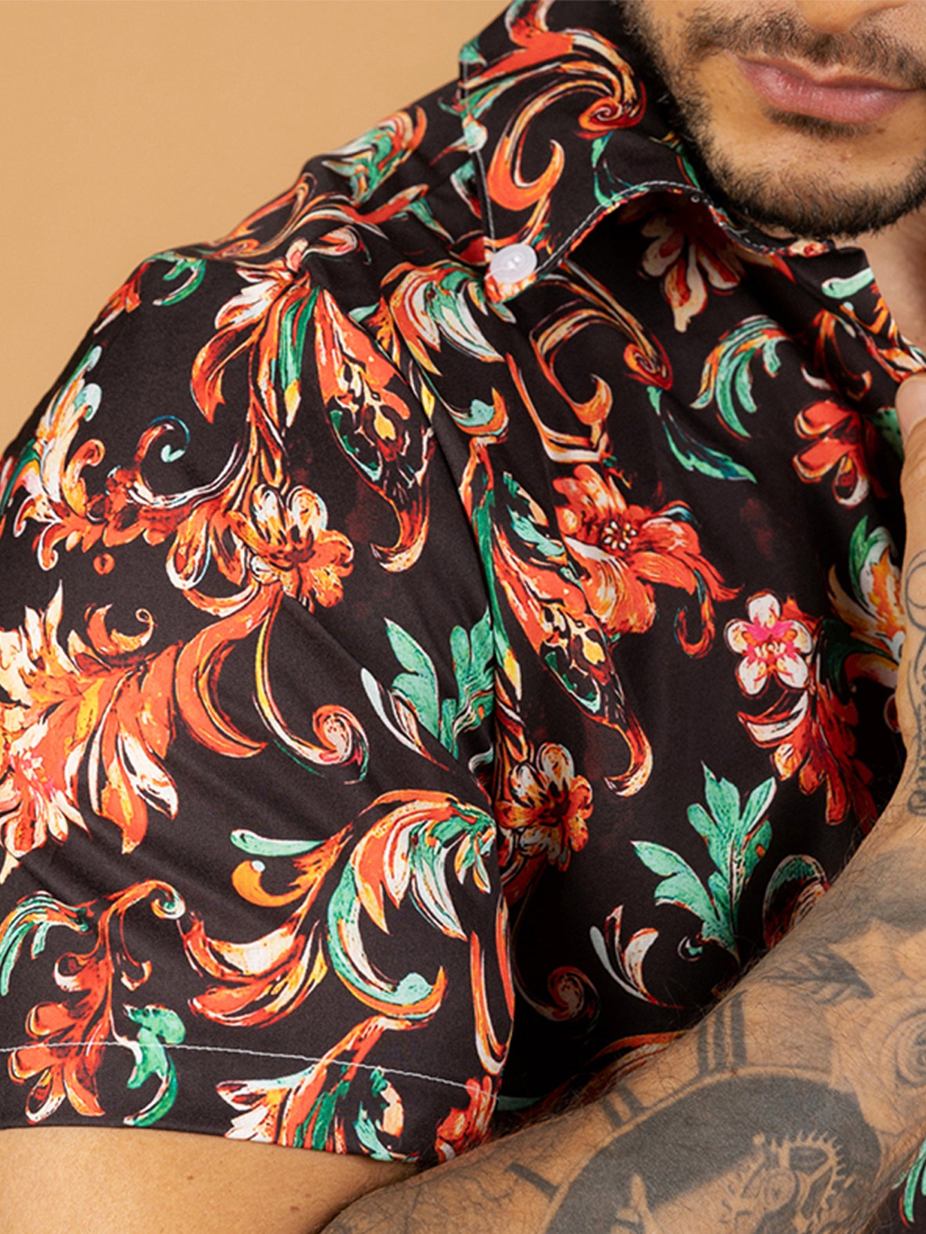 Camisa preta com estampa de flora tropical