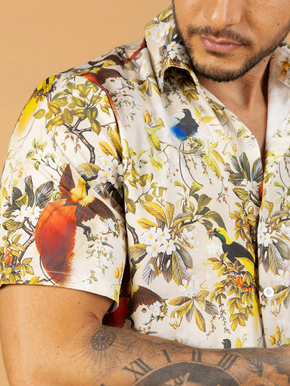 Camiseta amarela com estampa de pássaro do paraíso