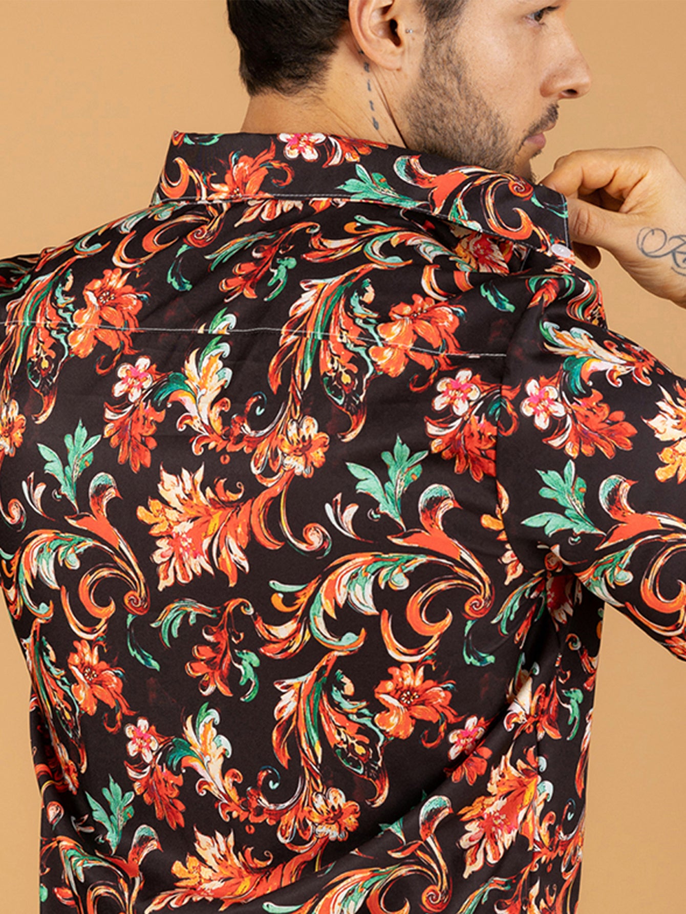 Camisa preta com estampa de flora tropical