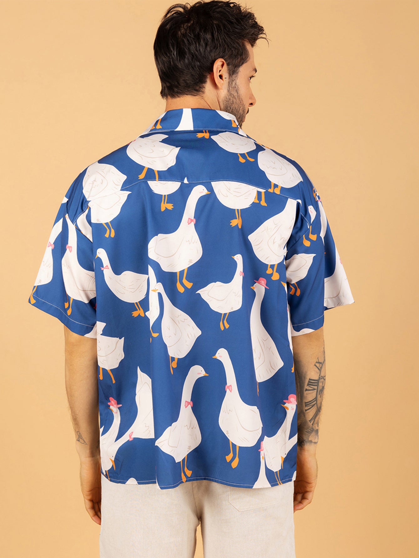 Camisa azul patos brancos fofa