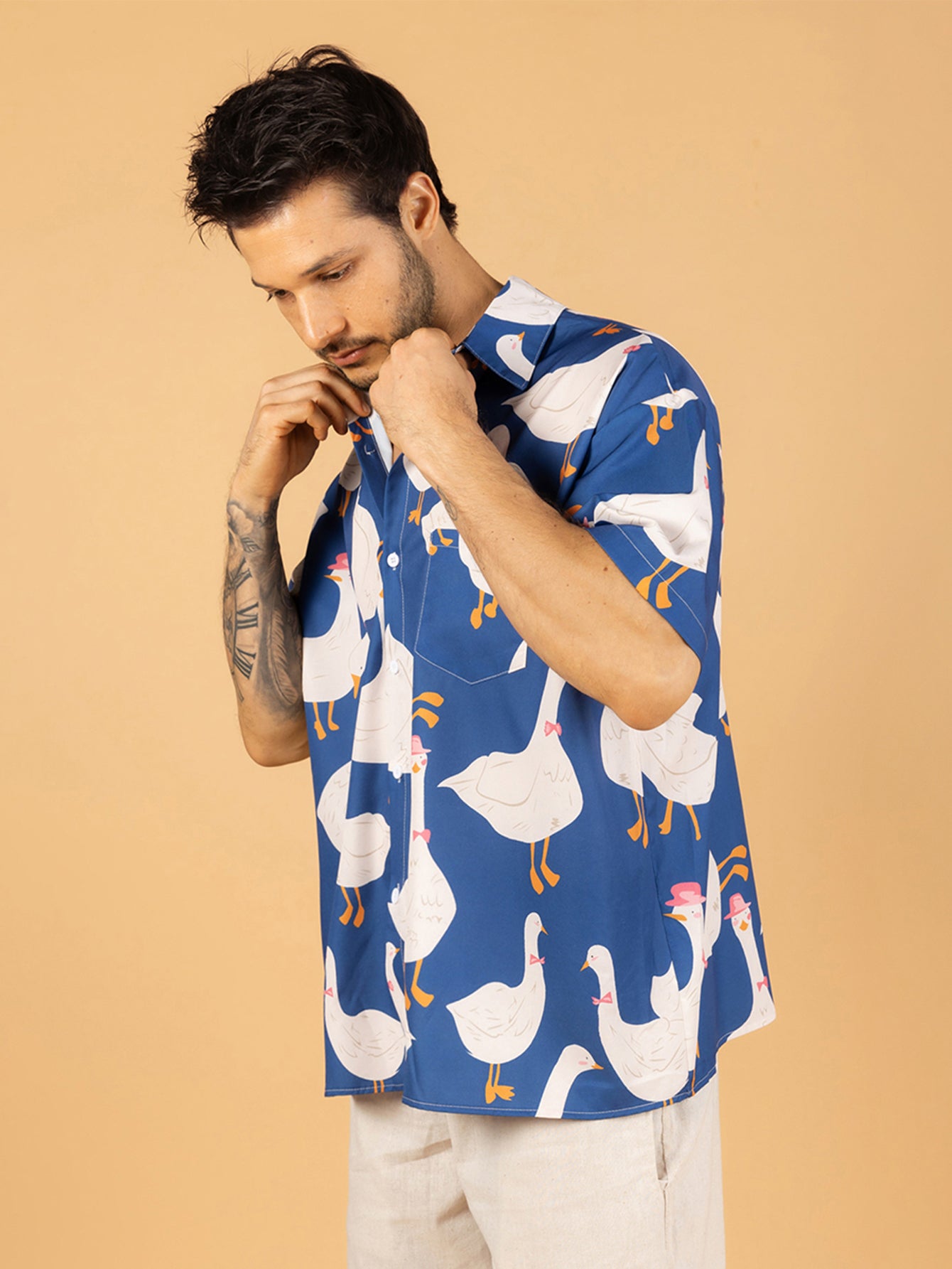 Camisa azul patos brancos fofa