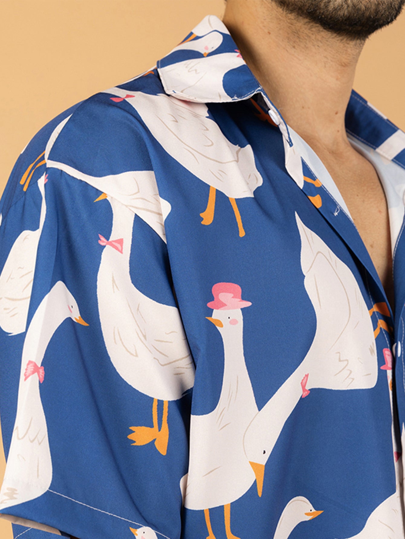 Camisa azul patos brancos fofa