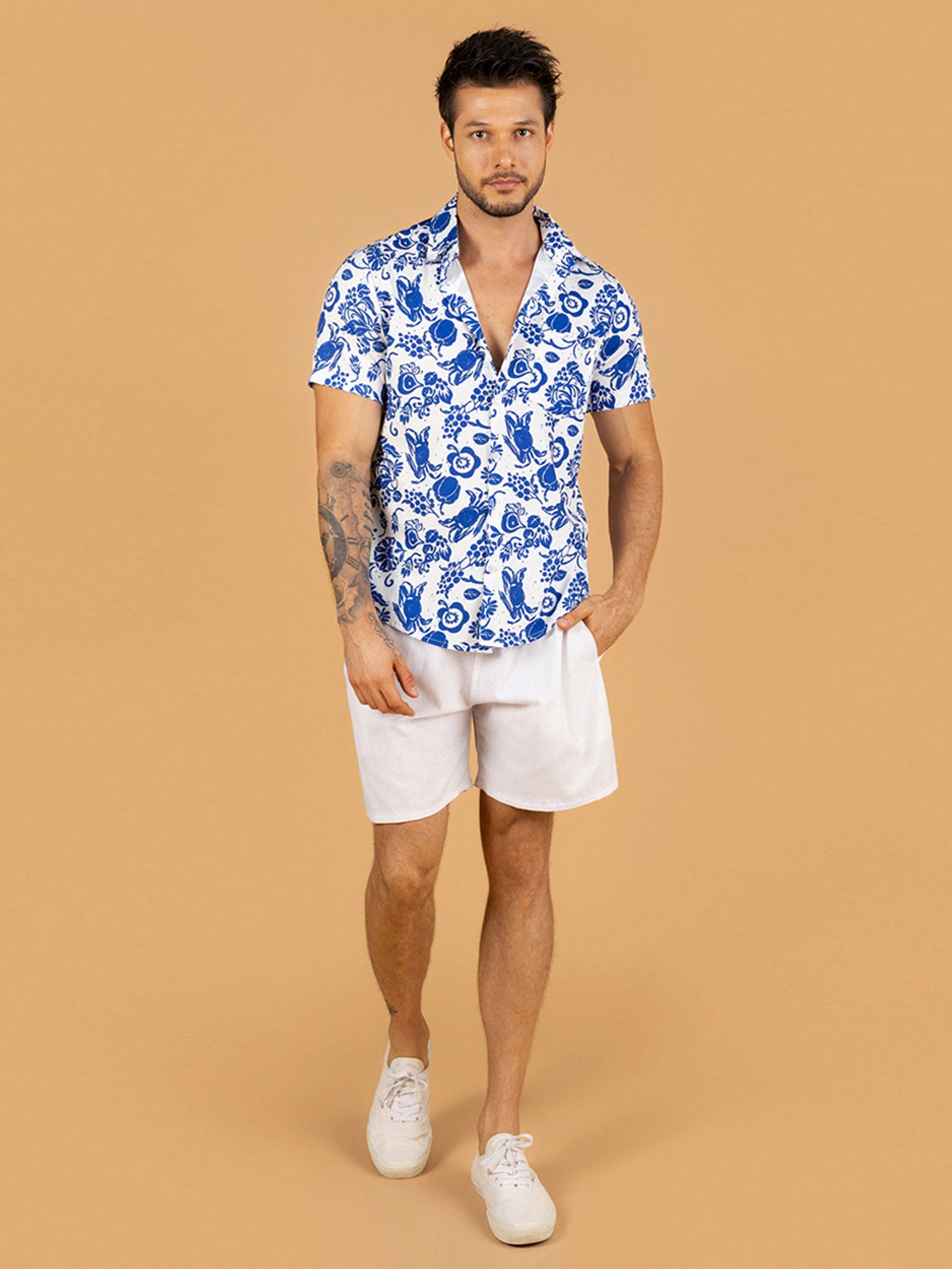 Camiseta estampada com caranguejo azul e algas
