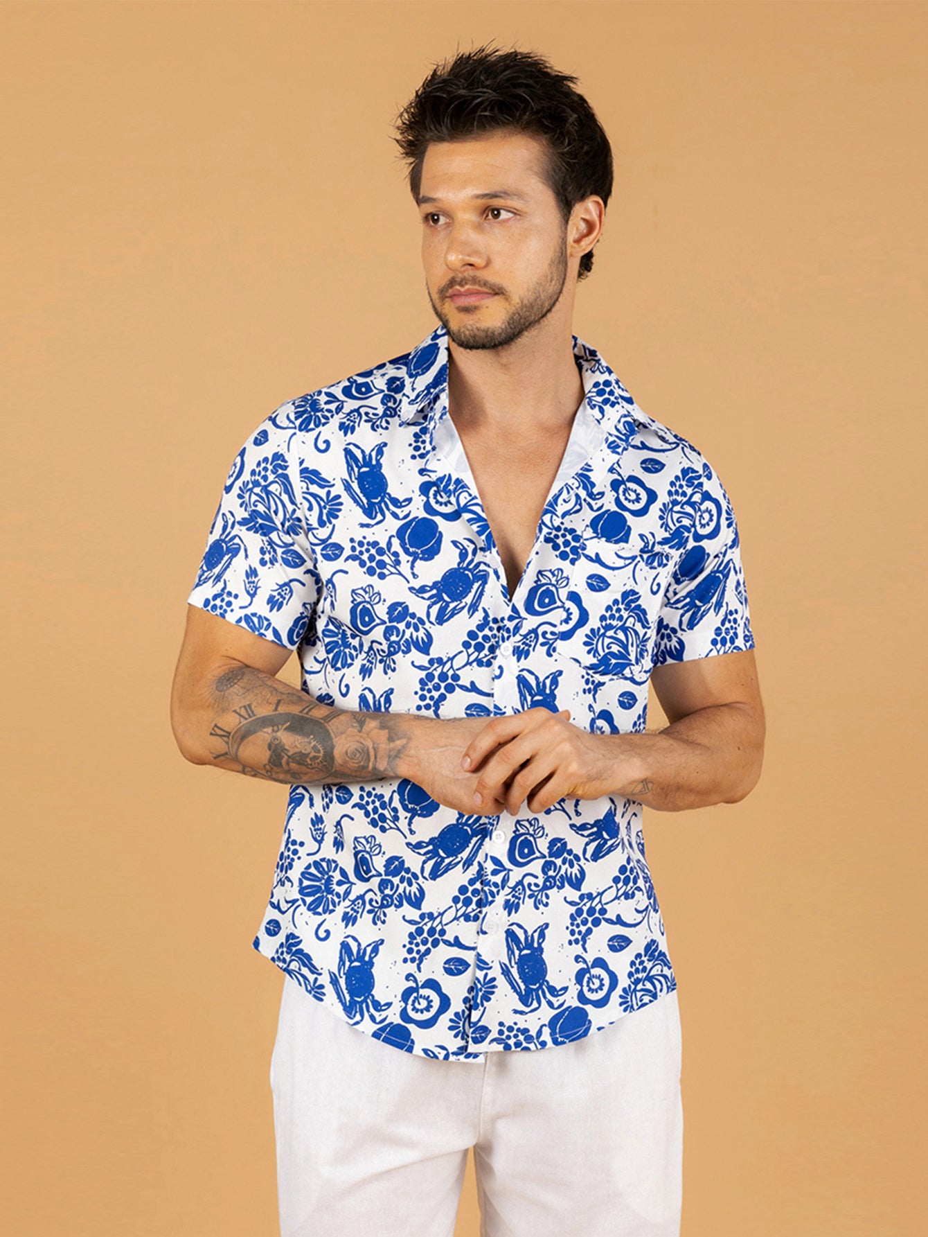 Camiseta estampada com caranguejo azul e algas
