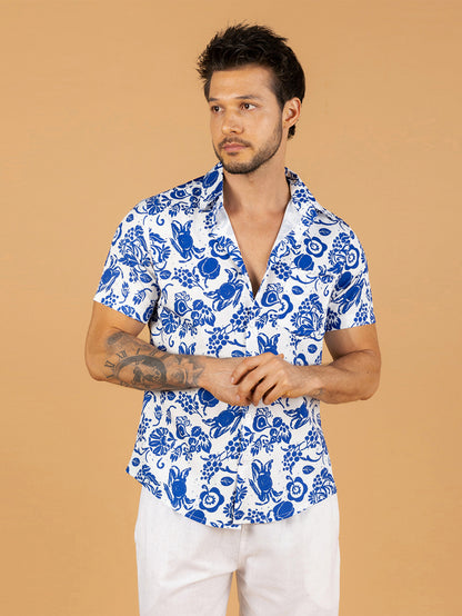 Camiseta estampada com caranguejo azul e algas