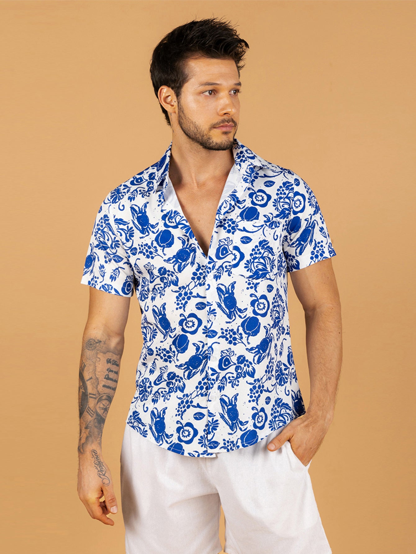 Camiseta estampada com caranguejo azul e algas