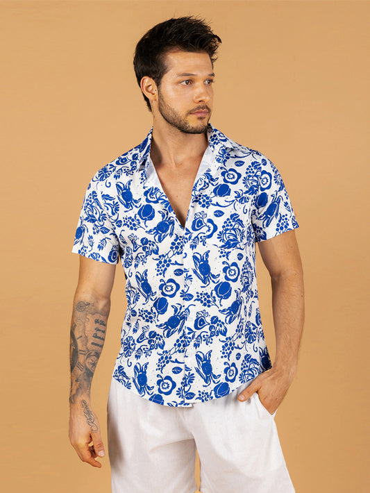 Camiseta estampada com caranguejo azul e algas