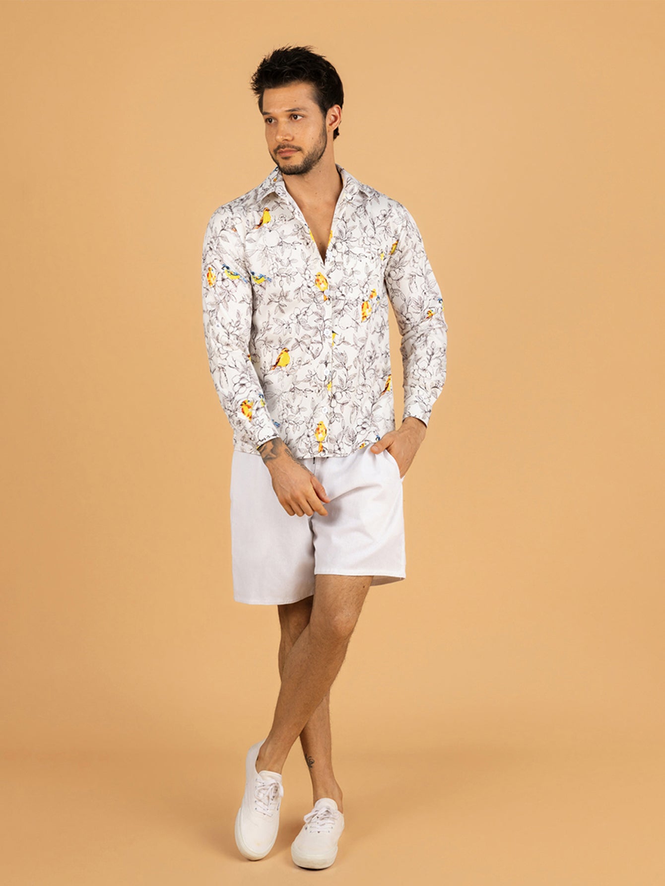 Camisa masculina branca flores eaves