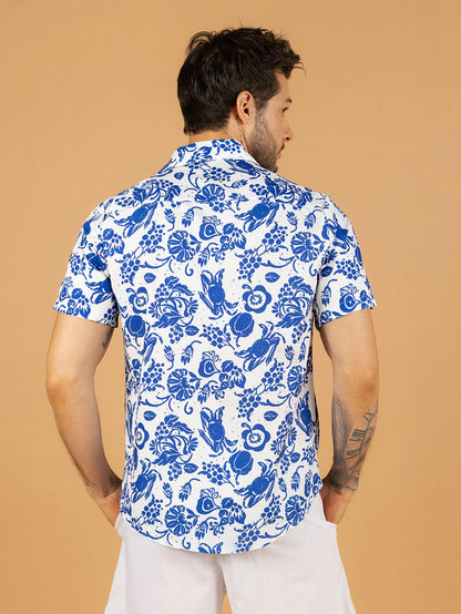 Camiseta estampada com caranguejo azul e algas