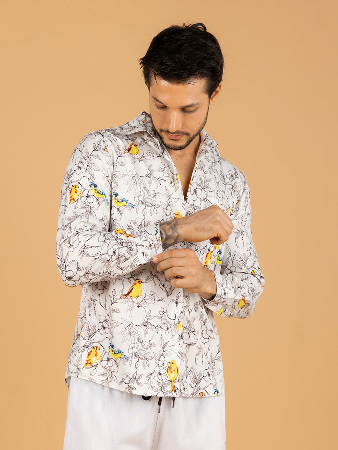 Camisa masculina branca flores eaves