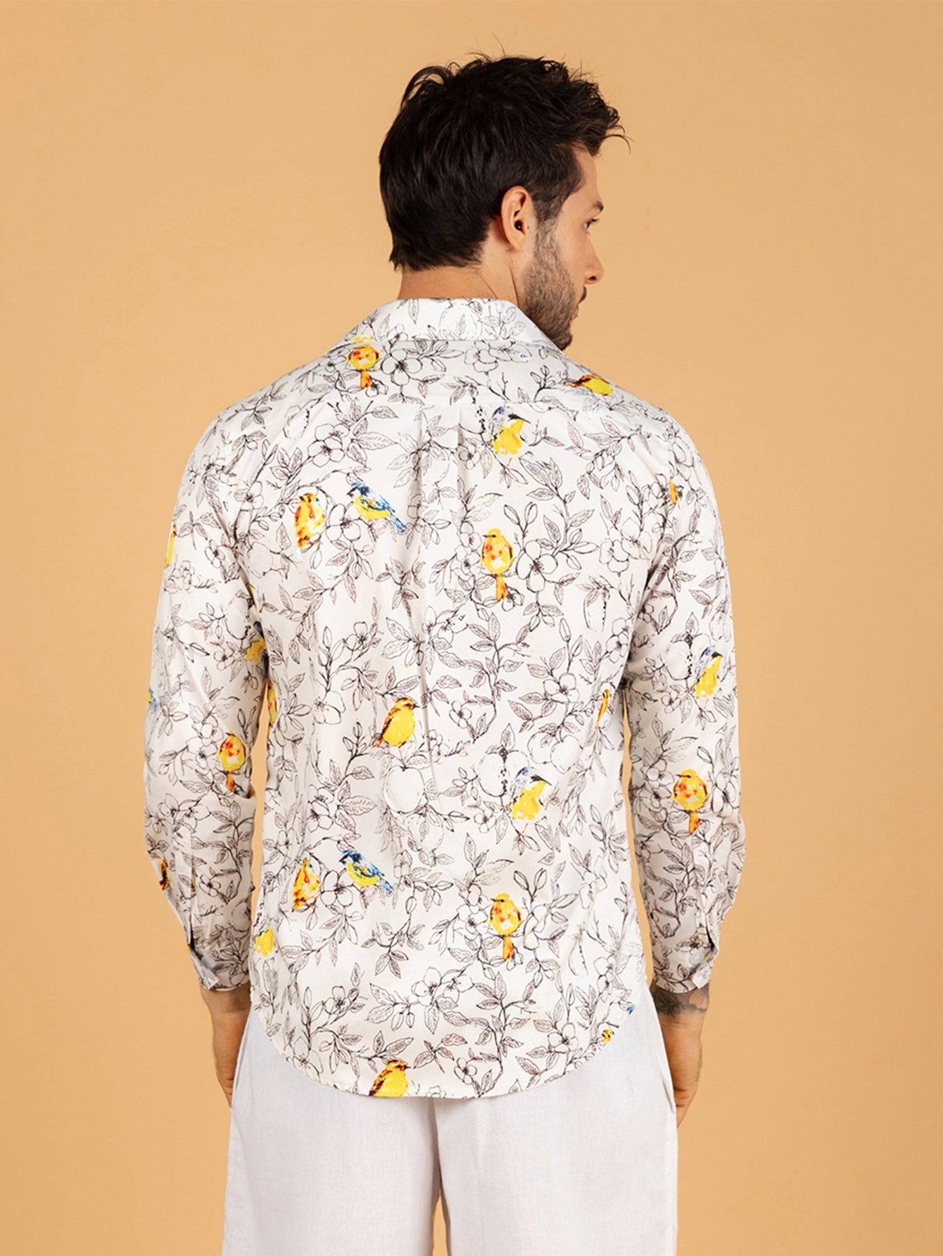 Camisa masculina branca flores eaves