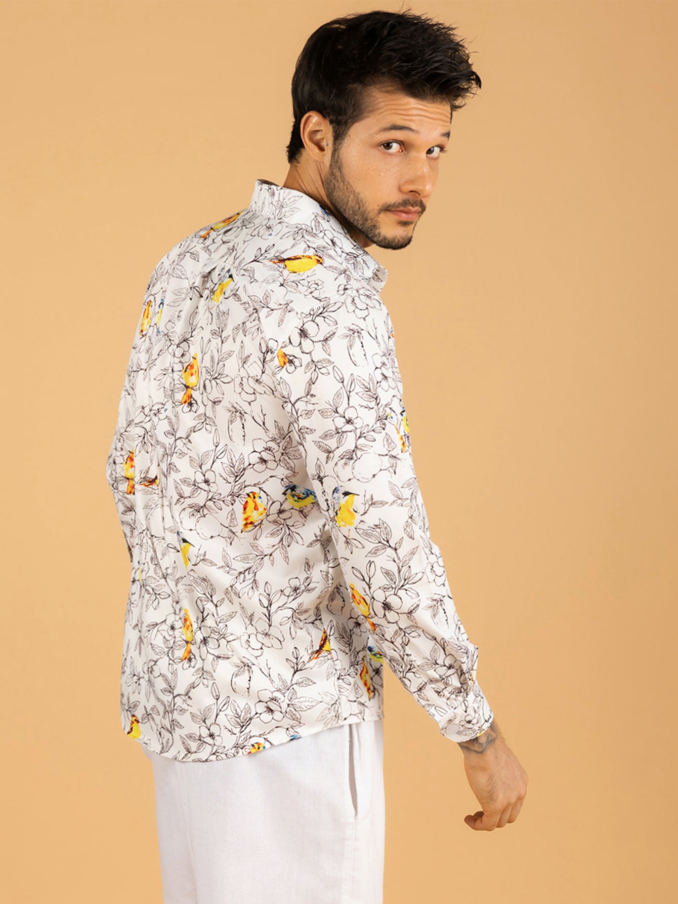 Camisa masculina branca flores eaves