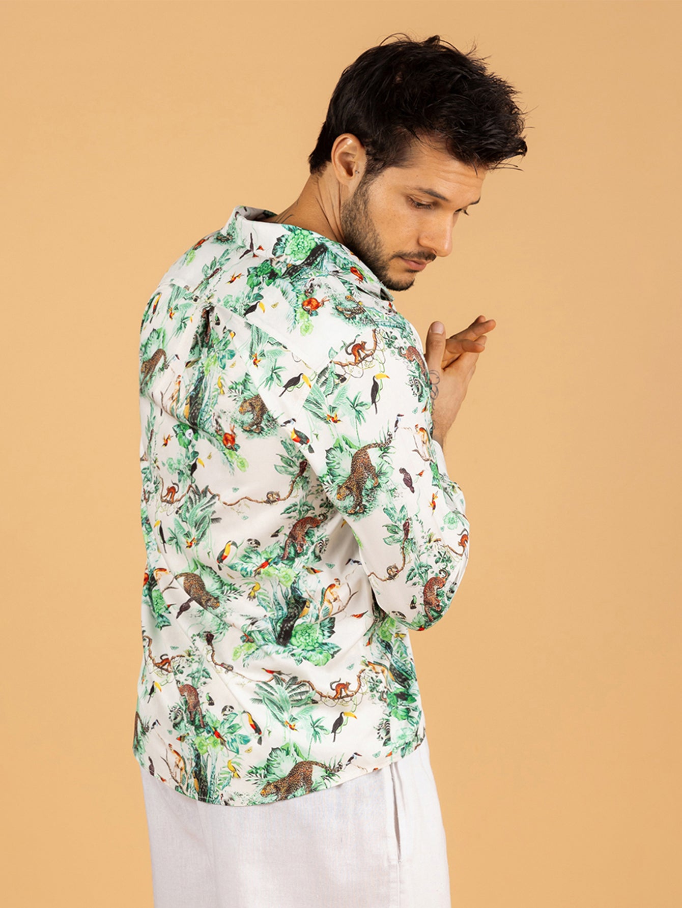 Camisa masculina estampa leopardo floresta