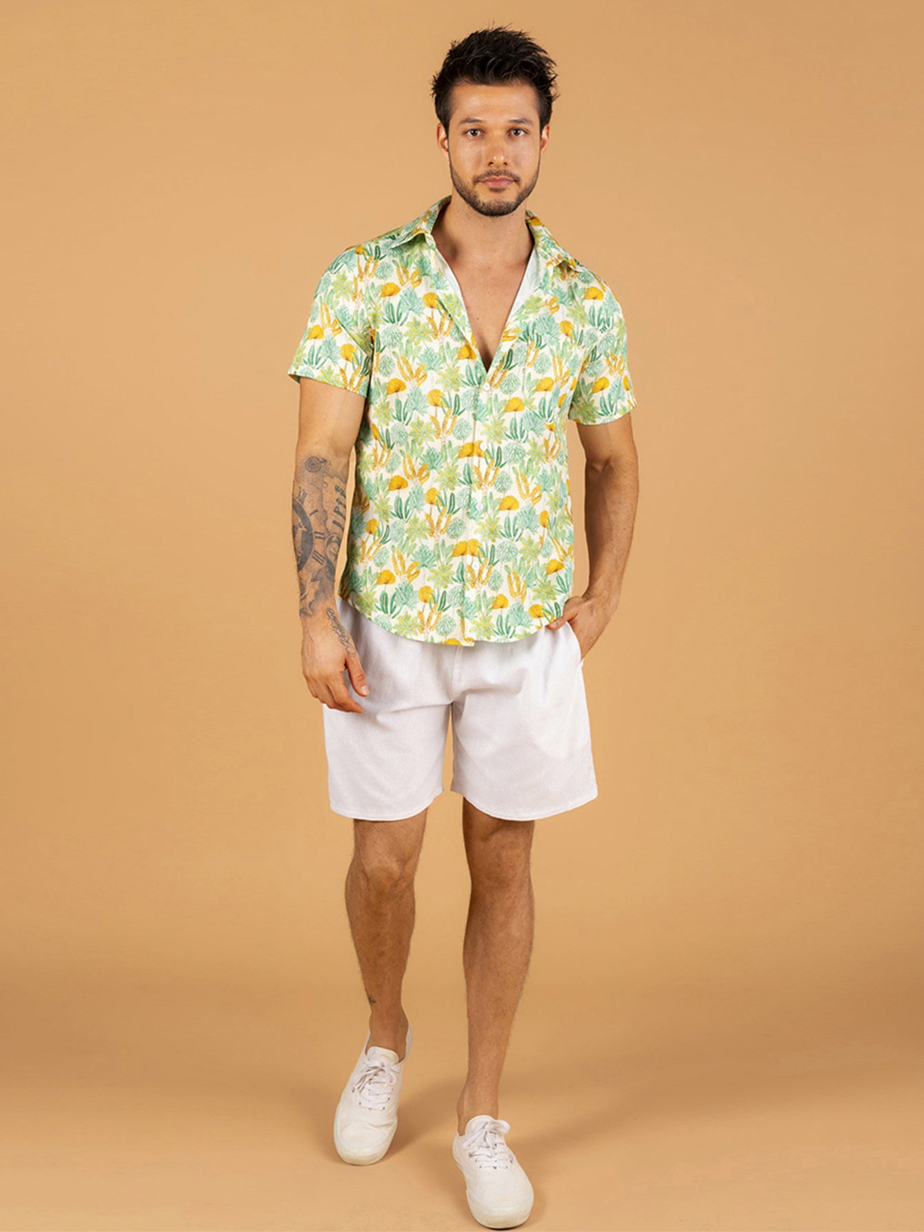 Camisa masculina verde plantas tropicais
