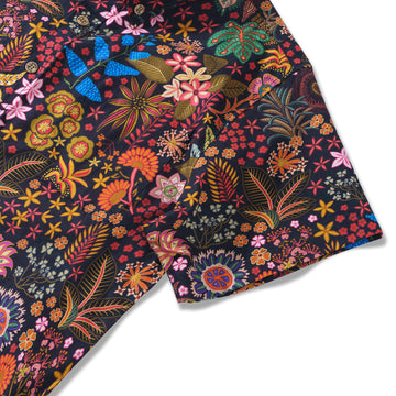 Camisa preta com estampa de flora tropical