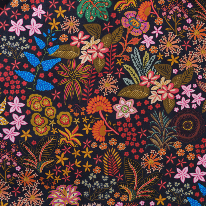 Camisa preta com estampa de flora tropical