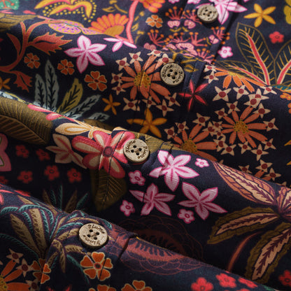 Camisa preta com estampa de flora tropical