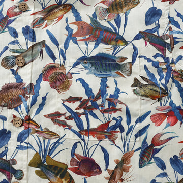 Camiseta estampada com peixinho dourado de planta azul